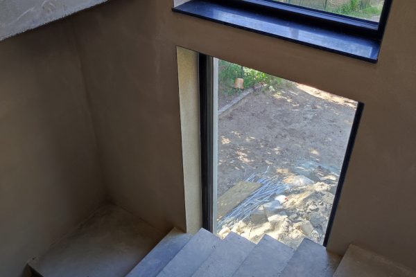 Apmetuma uzklāšanas darbi biroja ēkai Jūrmalā