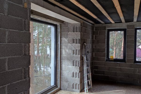 Apmetuma uzklāšanas darbi biroja ēkai Jūrmalā