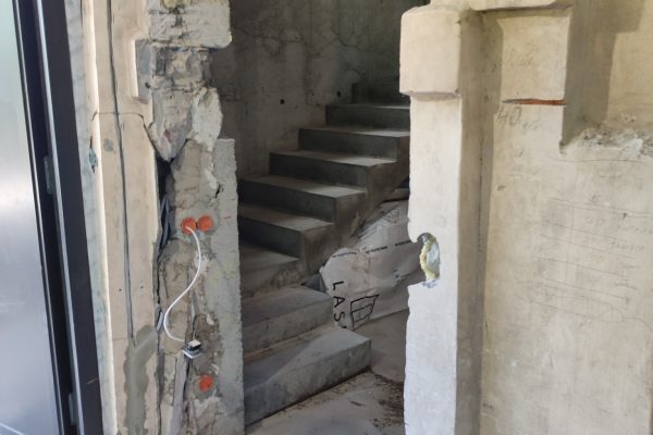 Apmetuma uzklāšanas darbi biroja ēkai Jūrmalā